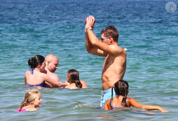 Steven Gerrard profite de ses vacances à Ibiza en compagnie de sa sublime épouse Alex et de leurs trois filles Lilly-Ella, Lexie et Lourdes, le 13 juillet 2014
