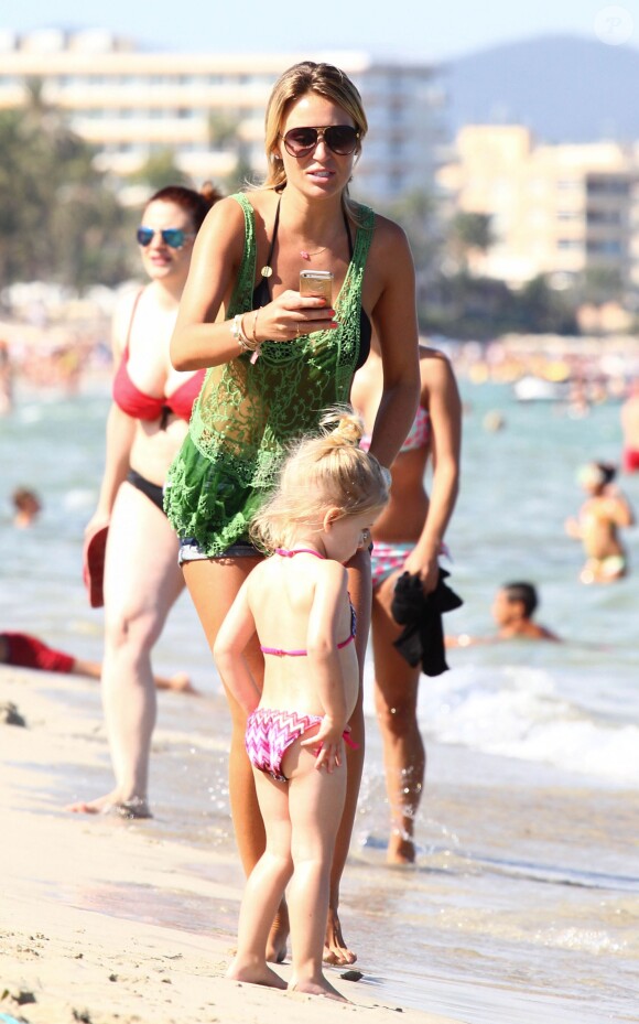 Steven Gerrard profite de ses vacances à Ibiza en compagnie de sa sublime épouse Alex et de leurs trois filles Lilly-Ella, Lexie et Lourdes, le 13 juillet 2014
