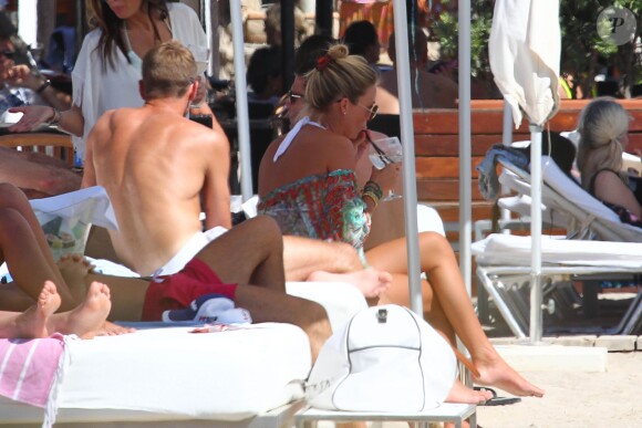 Steven Gerrard profite de ses vacances à Ibiza en compagnie de sa sublime épouse Alex et de leurs trois filles Lilly-Ella, Lexie et Lourdes, le 13 juillet 2014