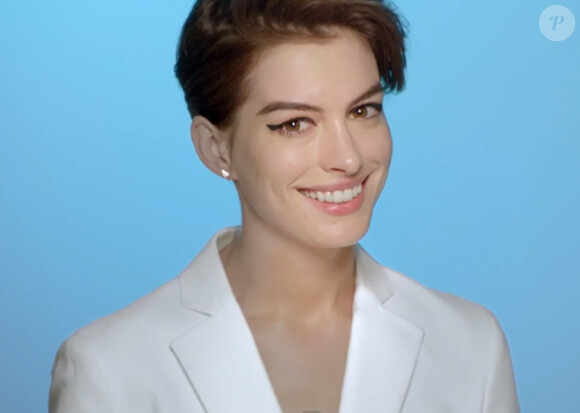 Anne Hathaway dans le clip de "Just one of the guys" de Jenny Lewis, dévoilée le 15 juillet 2014.