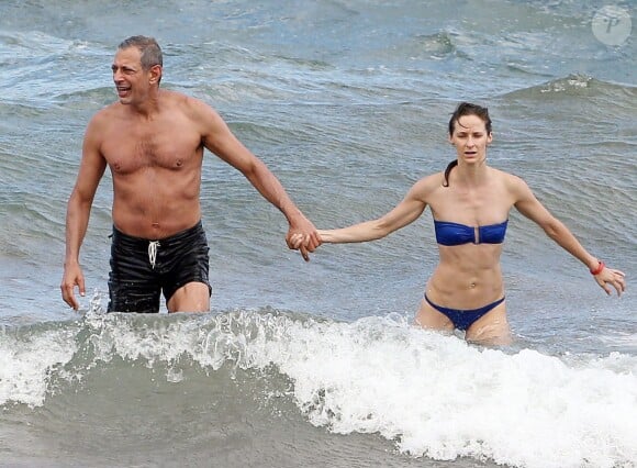 Exclusif - Jeff Goldblum et sa fiancée Emilie Livingston à Hawaii, le 15 juillet 2014.