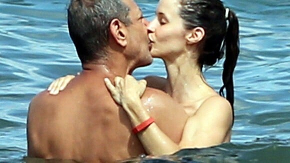 Jeff Goldblum, 61 ans, fiancé à Emilie Livingston : 30 ans les séparent !