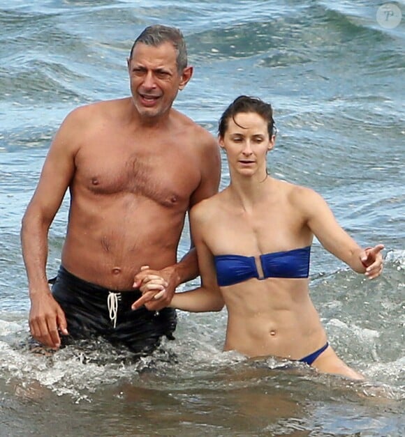 Exclusif - Jeff Goldblum et Emilie Livingston, fraîchement fiancés, profitent de leurs vacances à Hawaii, le 15 juillet 2014.