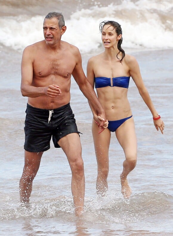 Exclusif - Jeff Goldblum et sa fiancée Emilie Livingston en vacances à Hawaii, le 15 juillet 2014.