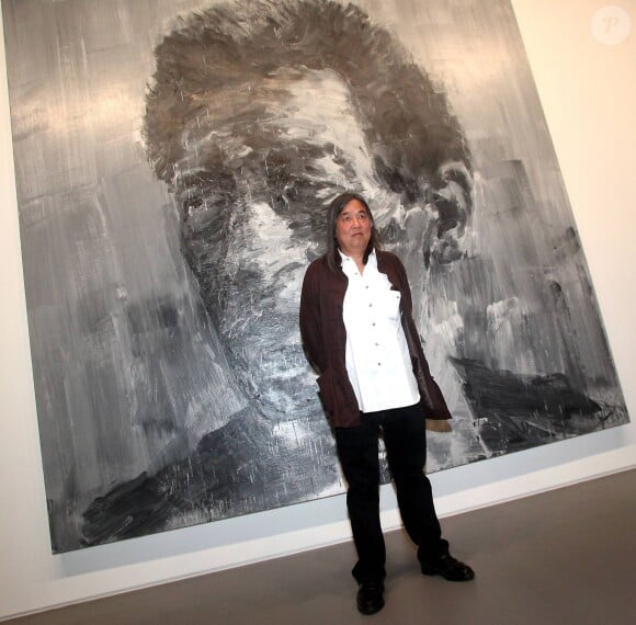 Yan Pei-Ming devant son oeuvre, un portrait de Giacometti - Vernissage de l'exposition "ArtLovers - Histoires d'art dans la collection Pinault" au Grimaldi Forum le 15 juillet 2014.
