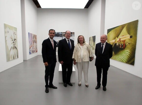 Martin Béthenod, le prince Albert II de Monaco, Maryvonne et François Pinault - Vernissage de l'exposition "ArtLovers - Histoires d'art dans la collection Pinault" au Grimaldi Forum le 15 juillet 2014.