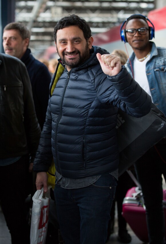 Exclusif - Cyril Hanouna, animateur de l'émission "Touche pas à mon poste", arrive en Thalys en provenance de Paris, à la gare du Midi, à Bruxelles. Avril 2014.