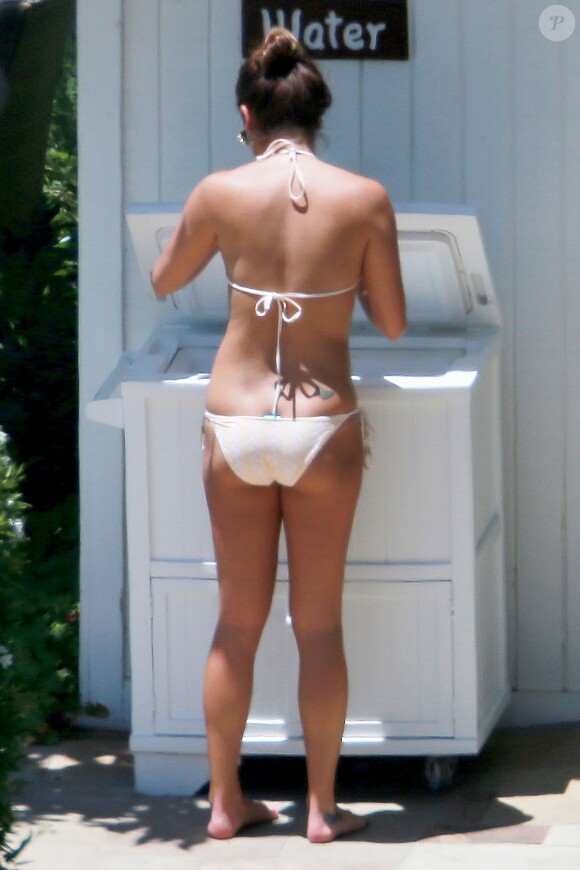 Lea Michele en bikini au bord de la piscine à Los Angeles, le 16 juillet 2014.