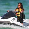Fanny Neguesha, fiancée de Mario Balotelli, fait un tour en jet-ski à Miami le 11 juillet 2014