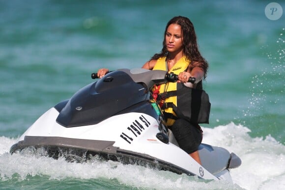 Fanny Neguesha, fiancée de Mario Balotelli, fait un tour en jet-ski à Miami le 11 juillet 2014