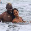 Bain de mer câlin pour Mario Balotelli et Fanny Neguesha le 6 juillet 2014 à Miami