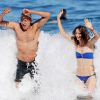 Exclusif - Jeff Goldblum et sa fiancée Emilie Livingston s'éclatent lors de leurs vacances à Hawaii, le 16 juillet 2014.
