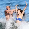 Exclusif - Jeff Goldblum et sa fiancée Emilie Livingston dans les vagues lors de leurs vacances à Hawaii, le 16 juillet 2014.