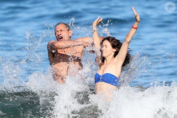 Exclusif - Jeff Goldblum et sa fiancée Emilie Livingston dans les vagues lors de leurs vacances à Hawaii, le 16 juillet 2014.