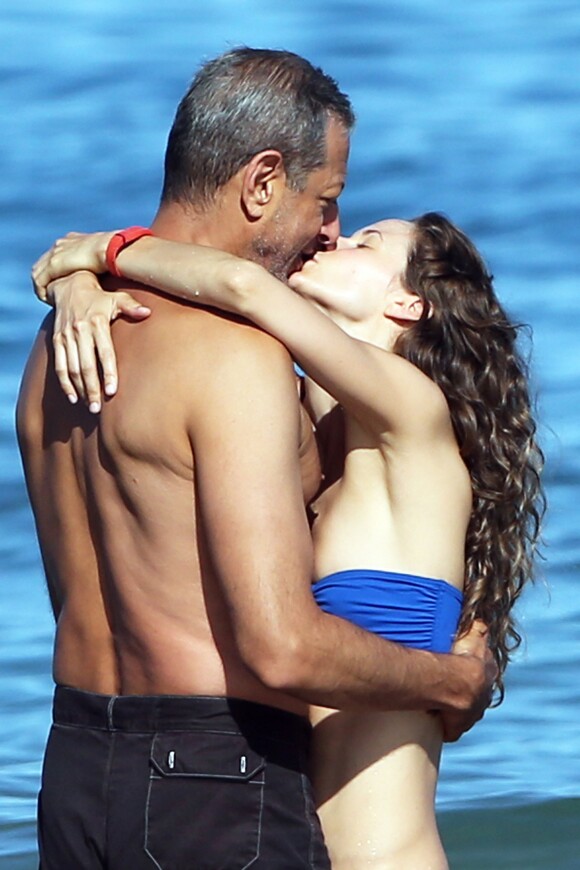 Exclusif - Jeff Goldblum et sa fiancée Emilie Livingston s'embrassent fougueusement lors de leurs vacances à Hawaii, le 16 juillet 2014.