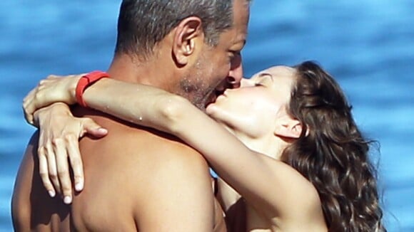 Jeff Goldblum et sa fiancée aux anges : Emportés par l'amour... et les vagues
