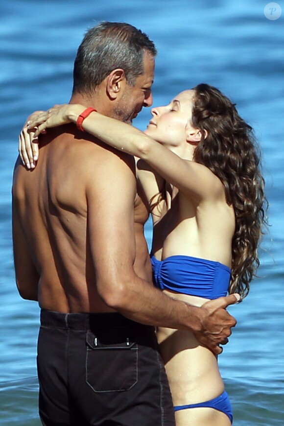 Exclusif - Jeff Goldblum et sa fiancée Emilie Livingston amoureux lors de leurs vacances à Hawaii, le 16 juillet 2014.