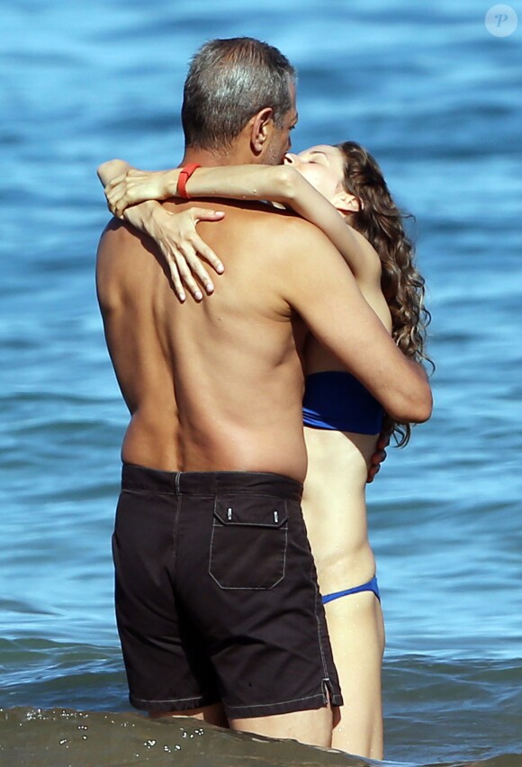 Exclusif - Jeff Goldblum et sa fiancée Emilie Livingston se baignent lors de leurs vacances à Hawaii, le 16 juillet 2014.