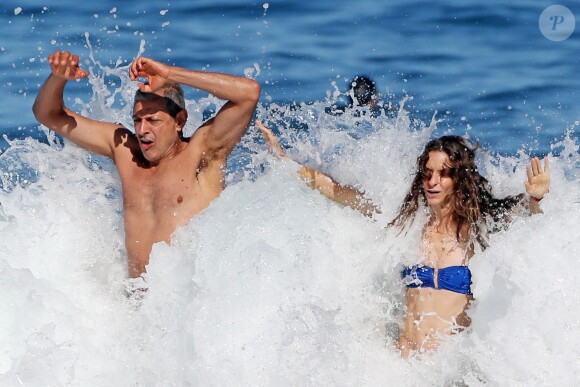 Exclusif - Jeff Goldblum et sa fiancée Emilie Livingston se baignent lors de leurs vacances à Hawaii, le 16 juillet 2014.
