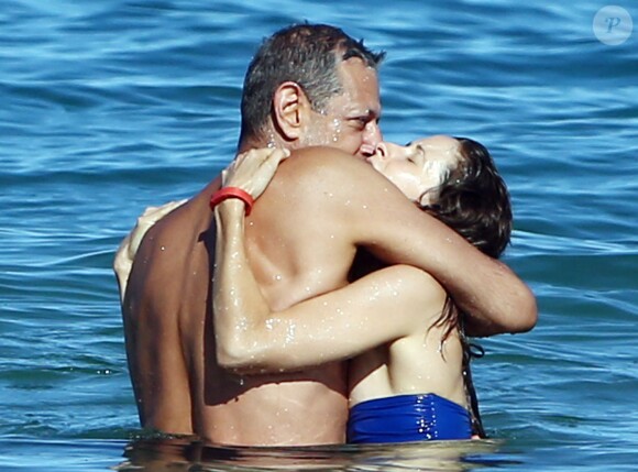 Exclusif - Jeff Goldblum et sa fiancée Emilie Livingston se baignent lors de leurs vacances à Hawaii, le 16 juillet 2014.