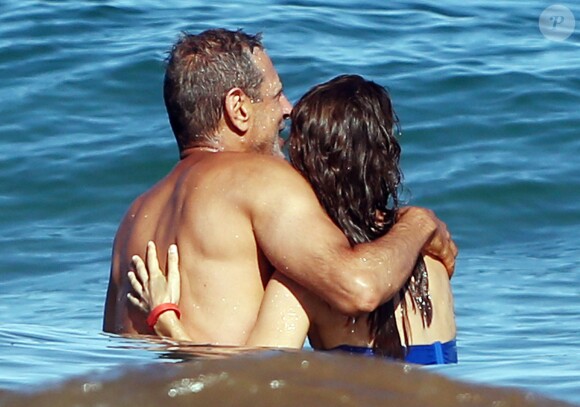 Exclusif - Jeff Goldblum et sa fiancée Emilie Livingston se baignent lors de leurs vacances à Hawaii, le 16 juillet 2014.