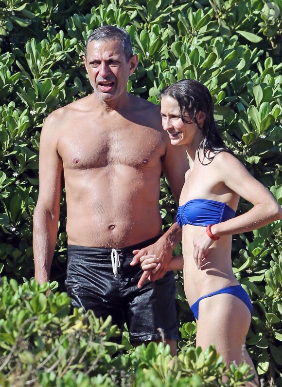 Exclusif - Jeff Goldblum et sa fiancée Emilie Livingston se baignent lors de leurs vacances à Hawaii, le 16 juillet 2014.