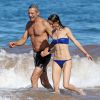 Exclusif - Jeff Goldblum et sa fiancée Emilie Livingston se baignent lors de leurs vacances à Hawaii, le 16 juillet 2014.