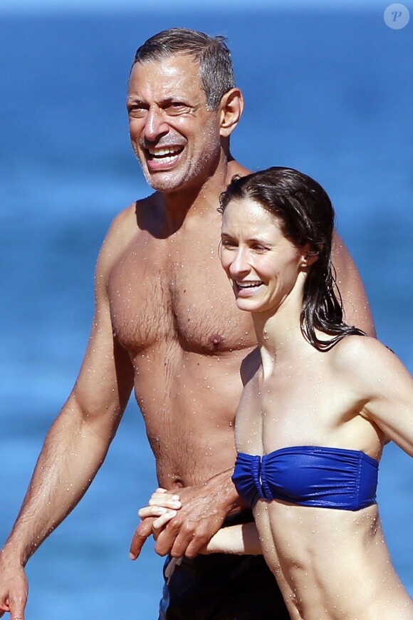 Exclusif - Jeff Goldblum et sa fiancée Emilie Livingston lors de leurs vacances à Hawaii, le 16 juillet 2014.