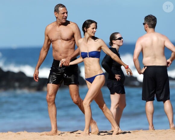 Exclusif - Jeff Goldblum et sa fiancée Emilie Livingston se baignent lors de leurs vacances à Hawaii, le 16 juillet 2014.