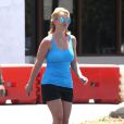 Britney Spears, entourée d'un garde du corps, va faire des courses chez Sprouts à Los Angeles, le 25 juin 2014.