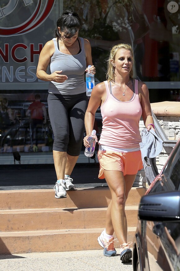 Britney Spears sort de sa salle de sport de Westlake Village, à Los Angeles, le jeudi 17 juillet 2014.