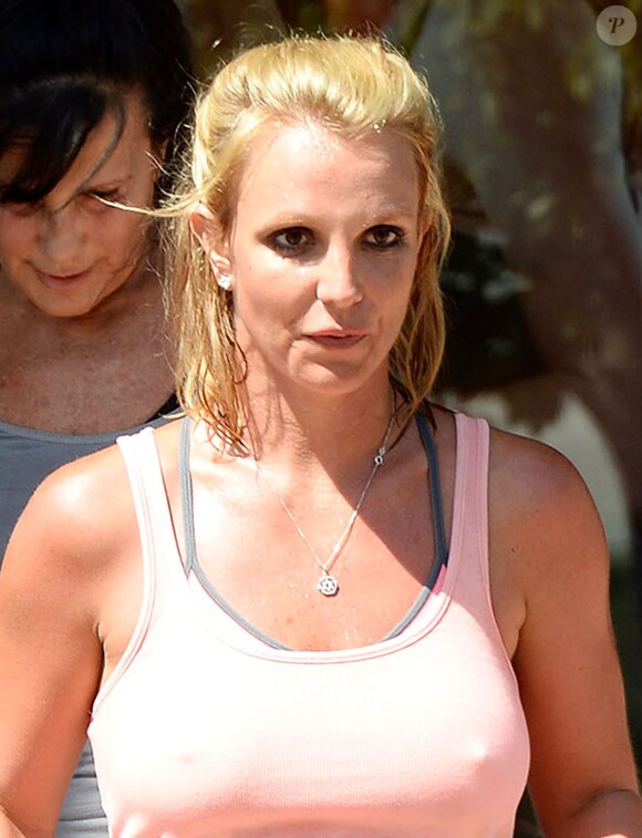 Britney Spears sort de sa salle de sport de Westlake Village, à Los Angeles, le jeudi 17 juillet 2014.
