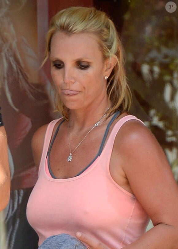 Britney Spears sort de sa salle de sport de Westlake Village, à Los Angeles, le jeudi 17 juillet 2014.