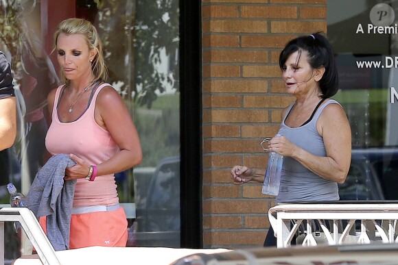 Britney Spears sort de sa salle de sport de Westlake Village, à Los Angeles, le jeudi 17 juillet 2014.