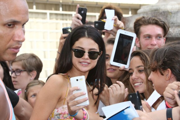 Selena Gomez rencontre des fans, lors du festival d'Ischia en Italie, le 18 juillet 2014.