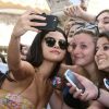 Selena Gomez rencontre des fans et leur signe des autographes, lors du festival d'Ischia en Italie, le 18 juillet 2014.