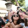 Selena Gomez rencontre des fans et leur signe des autographes, lors du festival d'Ischia en Italie, le 18 juillet 2014.