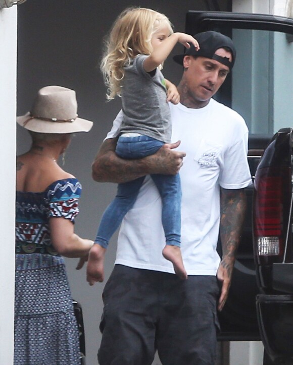 La chanteuse Pink, son mari Carey Hart et leur fille Willow devant leur domicile à Los Angeles, le 19 juillet 2014.