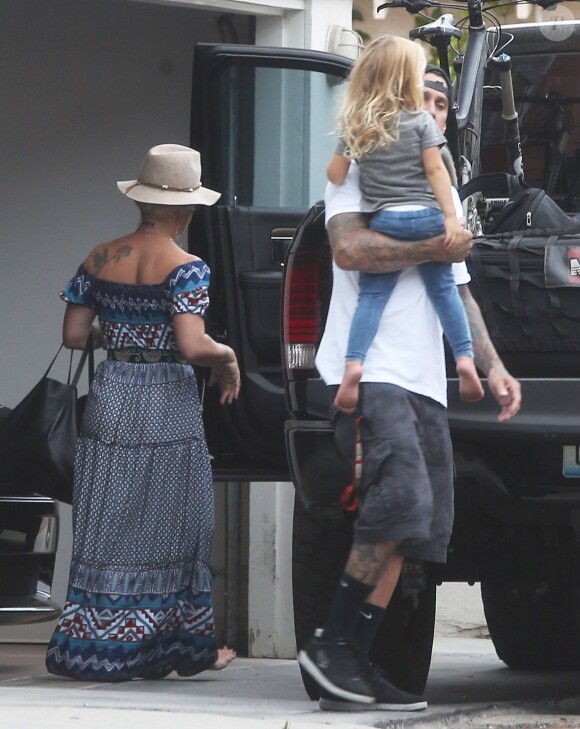 Pink, Carey Hart et leur fille Willow devant leur domicile à Los Angeles, le 19 juillet 2014.