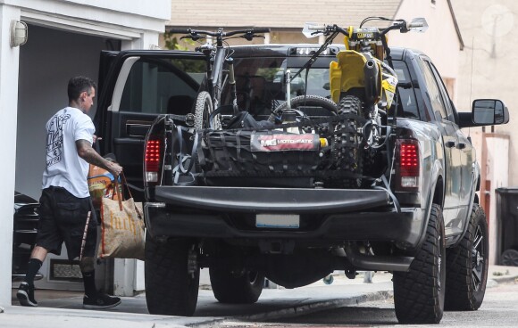 Carey Hart charge la voiture devant son domicile de Los Angeles, le 19 juillet 2014.
