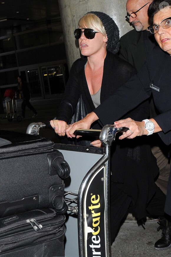 La chanteuse Pink arrive à l'aéroport de Los Angeles en provenance de Paris, le 9 juillet 2014.