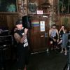 Carey Hart en plein karaoké dans un bar gay de Venice Beach pour son anniversaire, le 18 juillet 2014. Photo postée sur Instagram par son ami Heath Pinter.