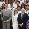 Felipe VI et Letizia d'Espagne recevaient en audience les jeunes participants du 29e programme culturel "Ruta BBVA 2014", dédié au Pérou, au palais royal du Pardo à Madrid, le 21 juillet 2014.