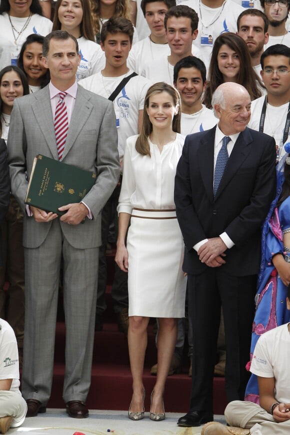 Felipe VI et Letizia d'Espagne recevaient en audience les jeunes participants du 29e programme culturel "Ruta BBVA 2014", dédié au Pérou, au palais royal du Pardo à Madrid, le 21 juillet 2014.