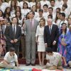 Le roi Felipe VI et son épouse la reine Letizia d'Espagne en audience les jeunes participants du 29e programme culturel "Ruta BBVA 2014", dédié au Pérou, au palais royal du Pardo à Madrid, le 21 juillet 2014.