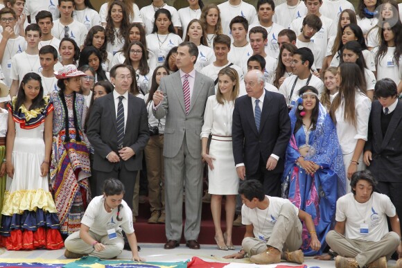 Le roi Felipe VI et son épouse la reine Letizia d'Espagne en audience les jeunes participants du 29e programme culturel "Ruta BBVA 2014", dédié au Pérou, au palais royal du Pardo à Madrid, le 21 juillet 2014.