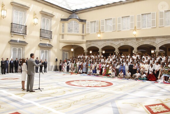 Le roi Felipe VI et la reine Letizia d'Espagne recevaient en audience les jeunes participants du 29e programme culturel "Ruta BBVA 2014", dédié au Pérou, au palais royal du Pardo à Madrid, le 21 juillet 2014.