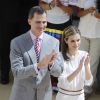 Le roi Felipe VI et la reine Letizia d'Espagne applaudissent en choeur les jeunes participants du 29e programme culturel "Ruta BBVA 2014", dédié au Pérou, au palais royal du Pardo à Madrid, le 21 juillet 2014.