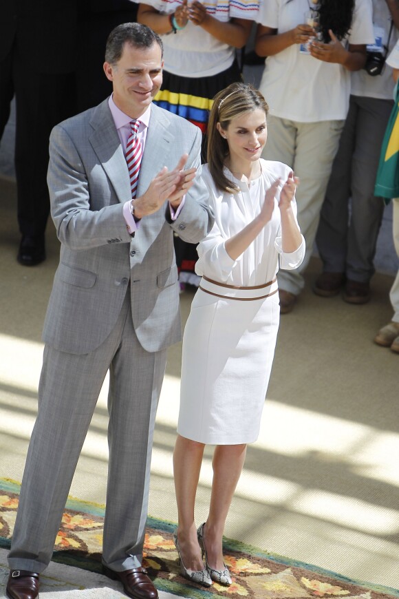 Le roi Felipe VI et la reine Letizia d'Espagne applaudissent en choeur les jeunes participants du 29e programme culturel "Ruta BBVA 2014", dédié au Pérou, au palais royal du Pardo à Madrid, le 21 juillet 2014.