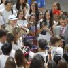 Le roi Felipe VI et la reine Letizia d'Espagne recevaient en audience les jeunes participants du 29e programme culturel "Ruta BBVA 2014", dédié au Pérou, au palais royal du Pardo à Madrid, le 21 juillet 2014.